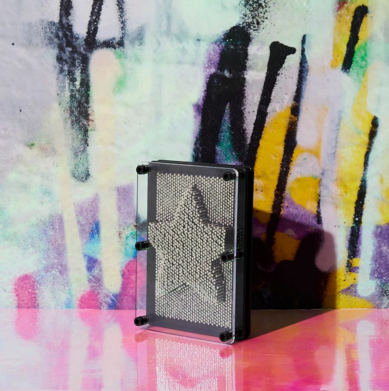 Pin art 3D interattiva con spille in metallo che consentono di inserirci le forme di proprio gradimento, con possibilità di ricominciare da capo in un attimo: un'originale e divertente idea regalo uomo, donna e ragazzi!